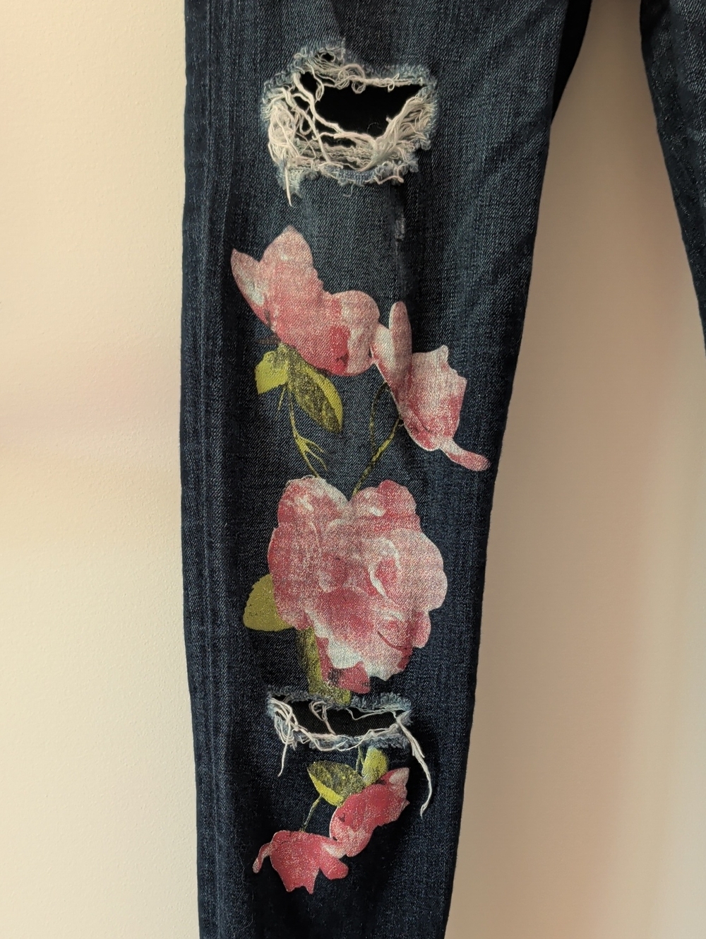 Guess Blue Skinny Jeans with Painted Pink Flowers Size 25 - Picture 3 of 12